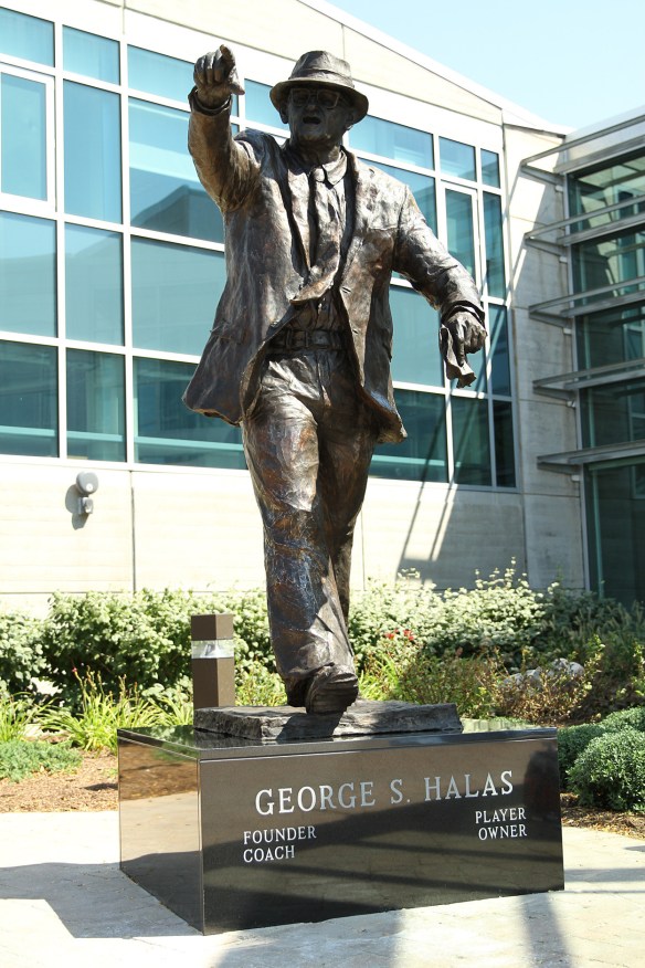 ct-bears-unveil-new-statue-of-george-halas-20150824